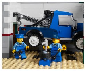 LEGO Creator Expert 10264 Tow Truck in Garage