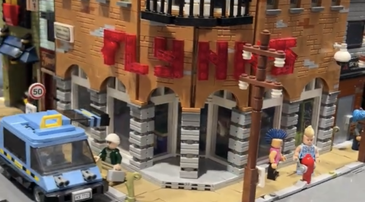 Awesome legomoc that has multiple sci-fi movie and pop-culture references. Can you find them all?